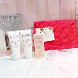 【澳洲仓仓】Natio三部曲+洗脸刷礼盒三件套限量版 （温和泡沫洗面奶(100g)  经典玫瑰洋甘菊爽肤水(225ml) 防晒日霜(100g)）